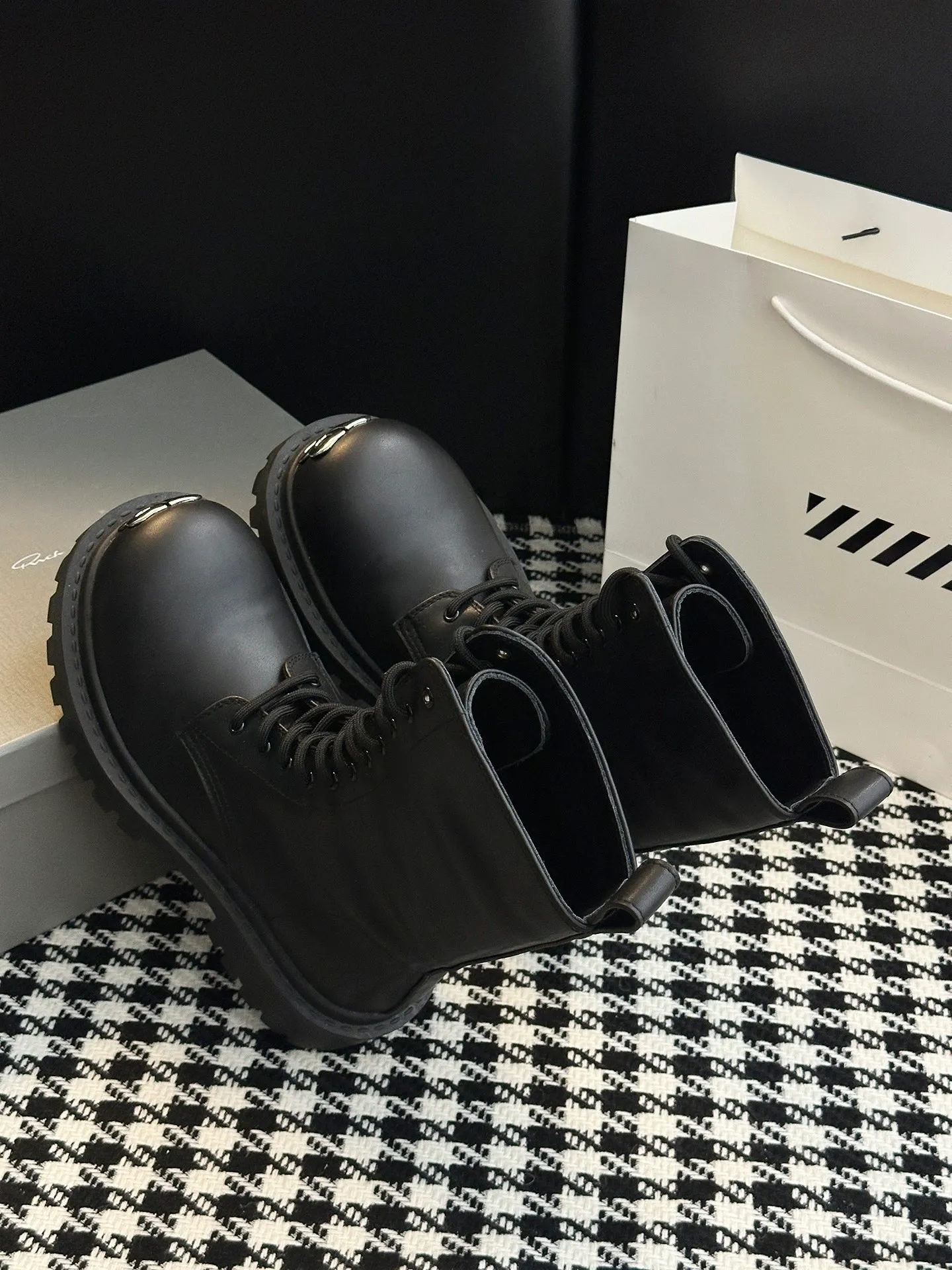 👟👟Ex-factory price 780👟👟 [𝗕𝗔𝗟𝗘𝗡𝗖𝗜𝗔𝗚𝗔Parisian Martin boots] Stomper Derby new big-toe derby shoes. This pair of shoes is simply a dark horse in this year's fashion circle. The exaggerated big-toe design makes people fall in love at first sight! 💖 👟 When I first saw it, I was attracted by the big B logo. It’s so recognizable! 🌟 Wear it, whether paired with skinny jeans or wide-leg pants, you can easily style it and look extremely fashionable! The double B decorative buckle is hand-inlaid with pure copper hardware 👟👟Shoe upper material: full-grain cowhide 👟👟Shoe lining material: water-dyed cowhide 👟👟Sole material: original rubber outsole 👟👟Shoe size selection: women's 35-40 (40 customized)